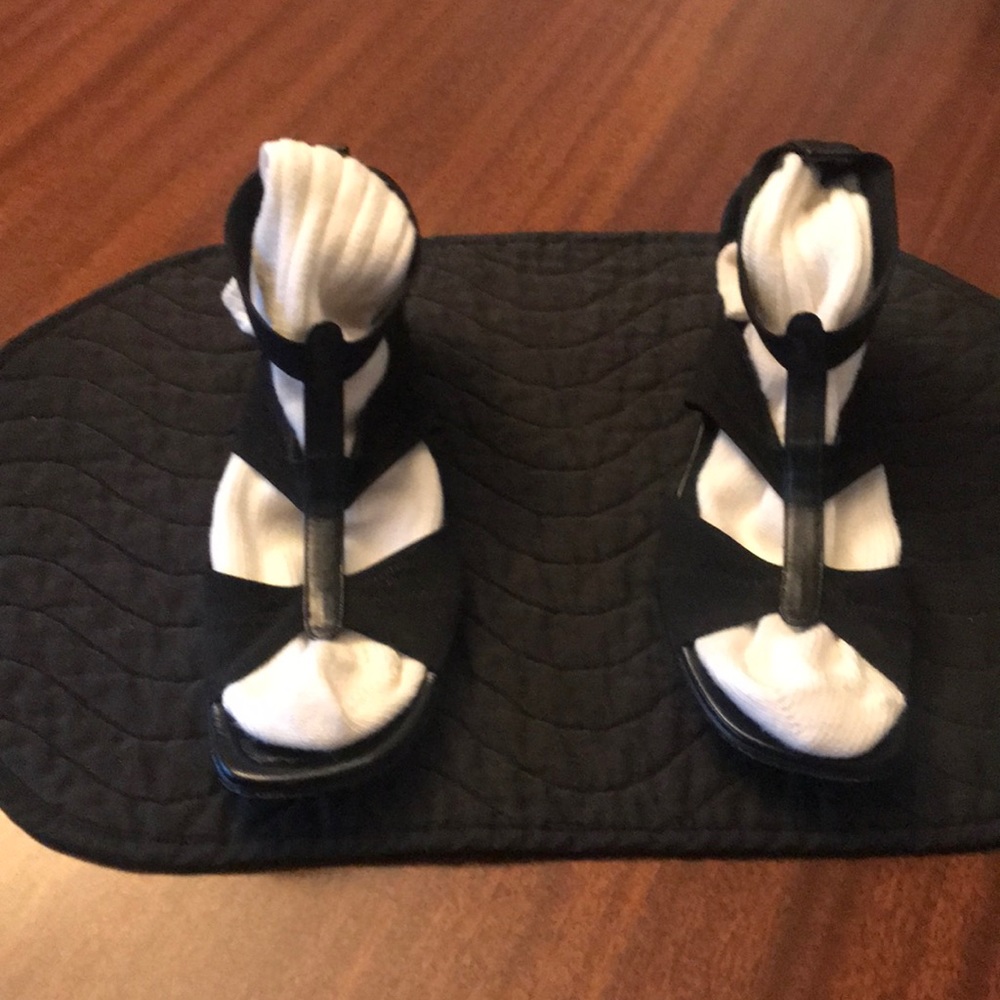 Donald Pliner opened toe shoes